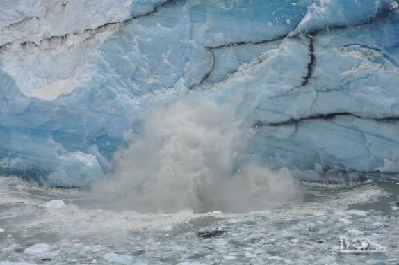 Um pedaço da parede de gelo desaba sobre o lago em frente ao glaciar Perito Moreno, no parque Nacional Los Glaciares, região de El Calafate, no sul da Argentina
